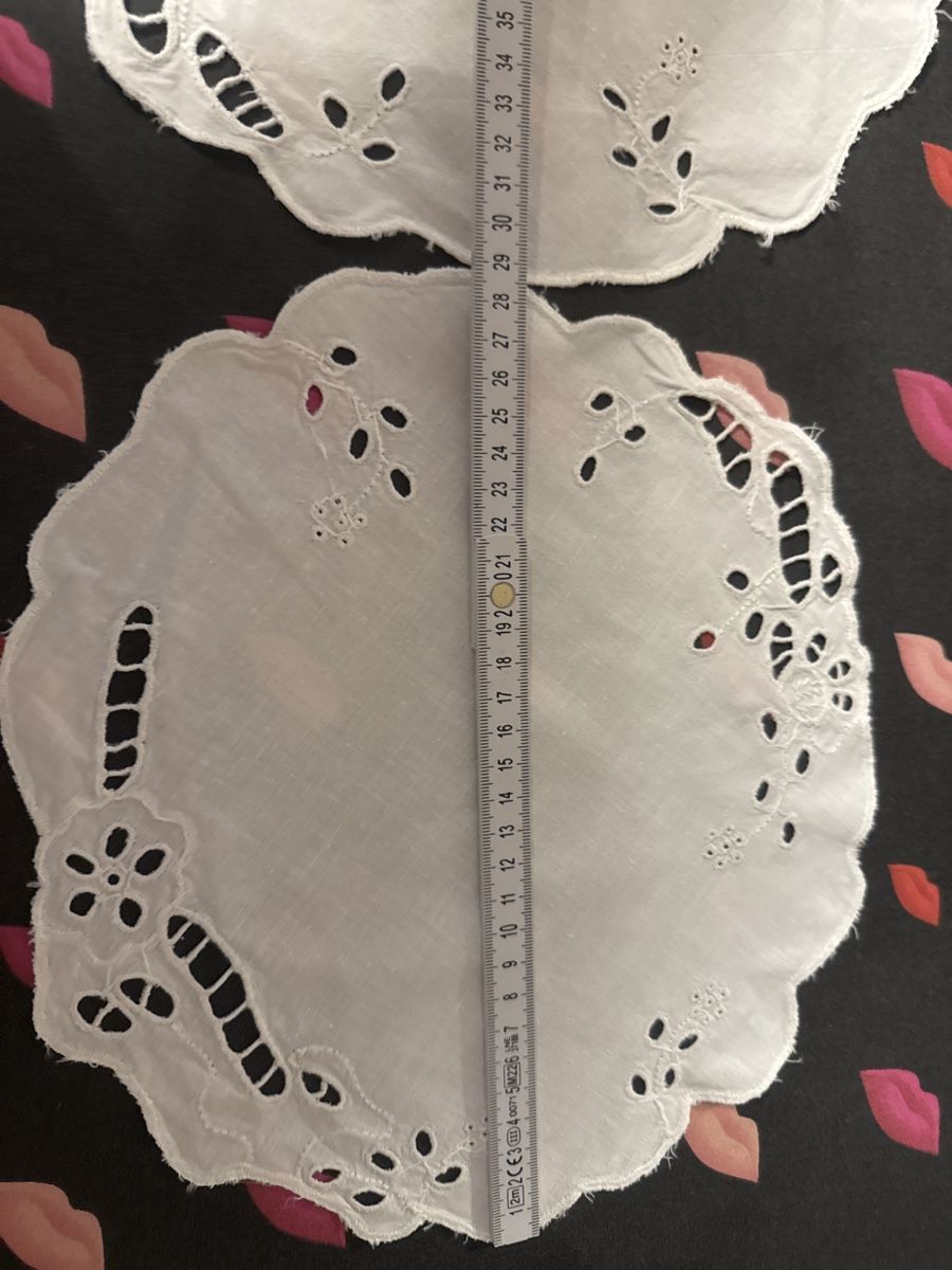 Altra biancheria da tavola: Zwei elegante Deckchen, Handarbeit, weiss,Durchmesser 30cm – Nuovo (secondo la descrizione) da Spreitenbach venduto da BIH2005 5