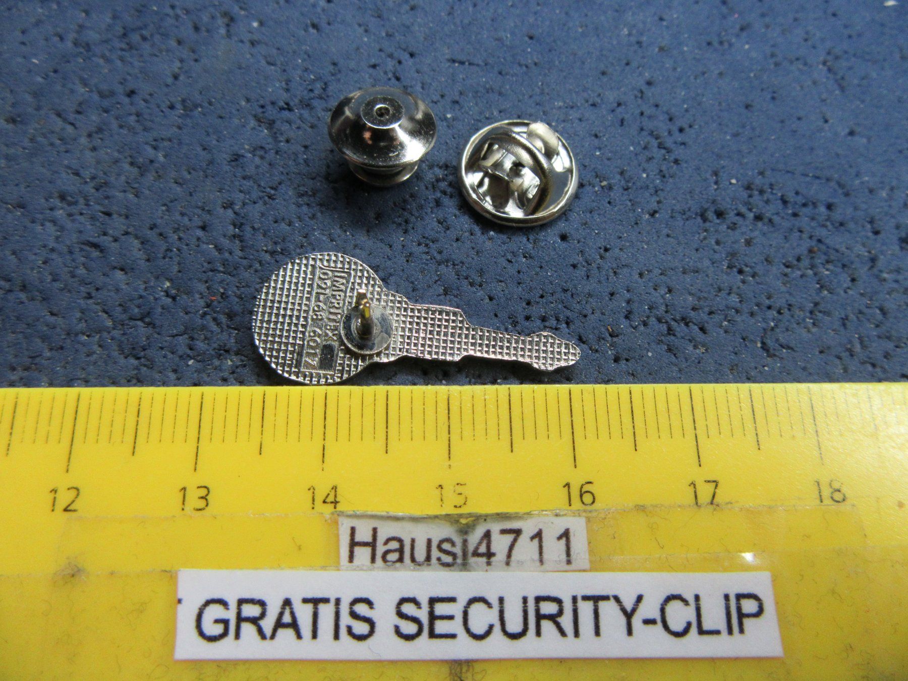 Volkswagen Plaketten & Abzeichen: VW VOLKSWAGEN ZÜNDSCHLÜSSEL PIN GEPRÄGT MIT SECURITY-CLIP – Gebraucht aus Ettingen von Hausi4711 1