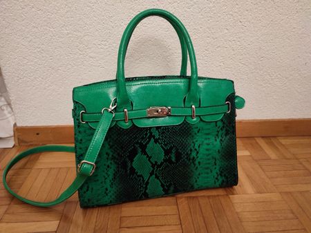 Trendige Handtasche in Grün mit Schlangenmuster zu verkaufen