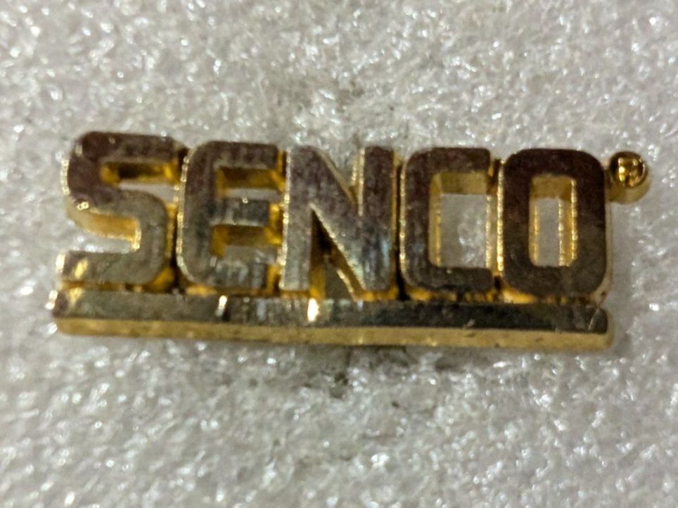Plaketten & Abzeichen: Ansteckpin 204: Senco – Gebraucht aus Oppligen von Pin-Fall-Shop
