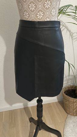 Mini-Rock aus Kunstleder, Gr. 32 - Top Zustand!