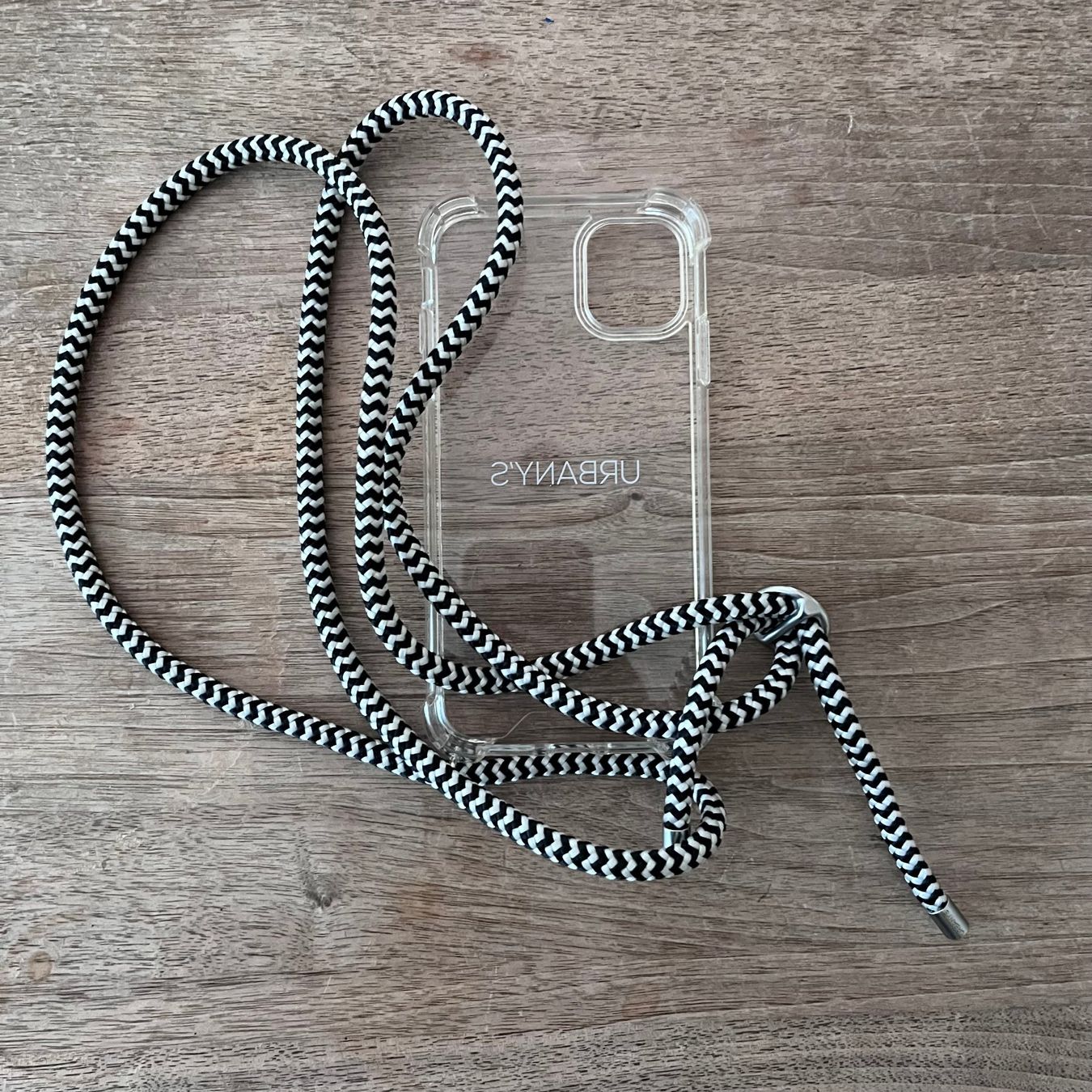 Urbany's Covers & Schutzfolien: Handyhülle mit Kette – Gebraucht aus Bülach von Crocutaza