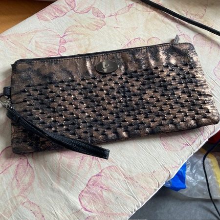 Neu schwarzer bronzen schimmernder Clutch von Fiorelli