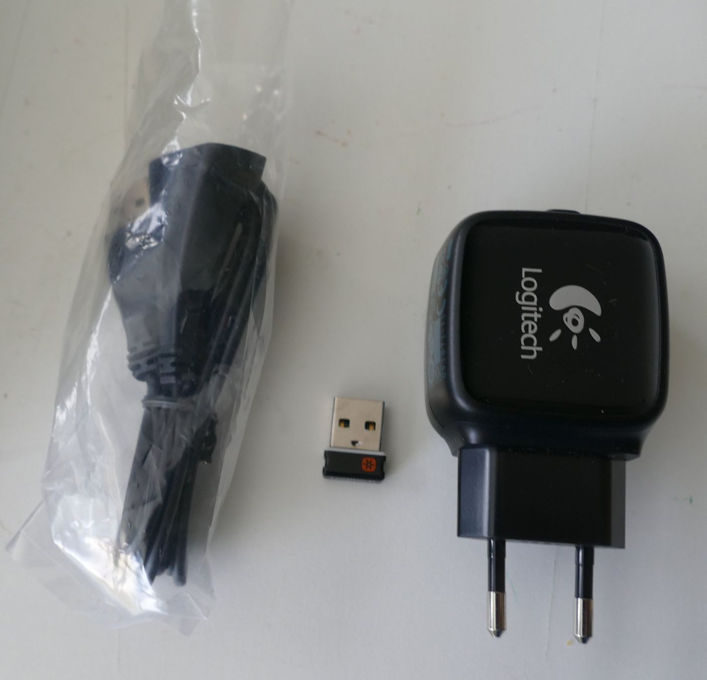 Caricabatterie: Logitech Ladegerät mit Kabel und USB-Empfänger – Nuovo (secondo la descrizione) da Dietlikon venduto da kes_j6d7 2