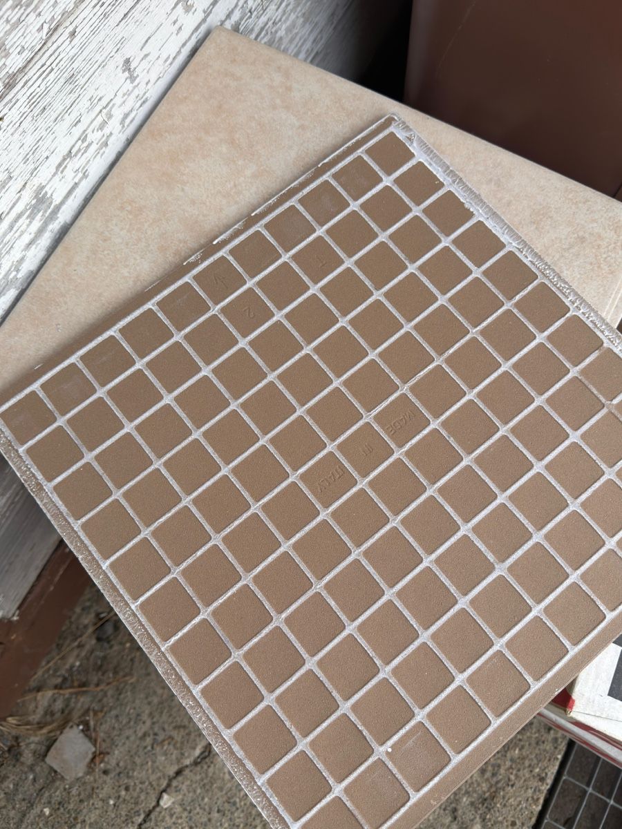 Rivestimenti per pavimenti: Carrelage intérieur Omega beige clair, env. 7-8m2 – Usato da Riddes venduto da Elina. 2