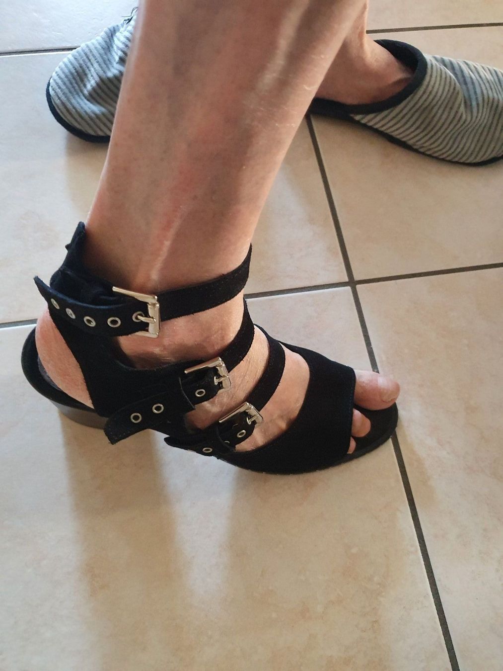 Damenschuhe: Chaussure d'été femme – Gebraucht aus Chavannes-près-Renens von DorotheeDemeester 1