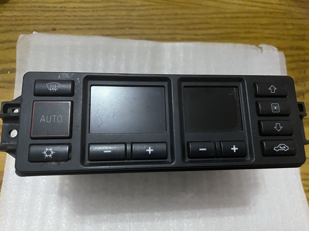 Audi Tutti pezzi di ricambio auto: AUDI A3 8L | AUDI A4 B5 | Unité de commande de climatisation – Usato da Denges venduto da Ricautomotive