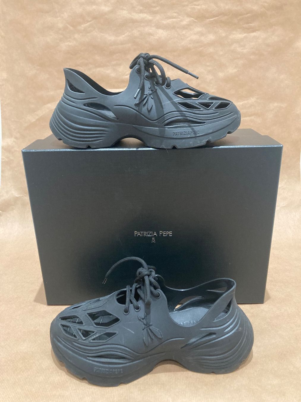 Patrizia Pepe Scarpe da donna: Patrizia Pepe sneaker no.35/36 – Usato da Paradiso venduto da Kayakara
