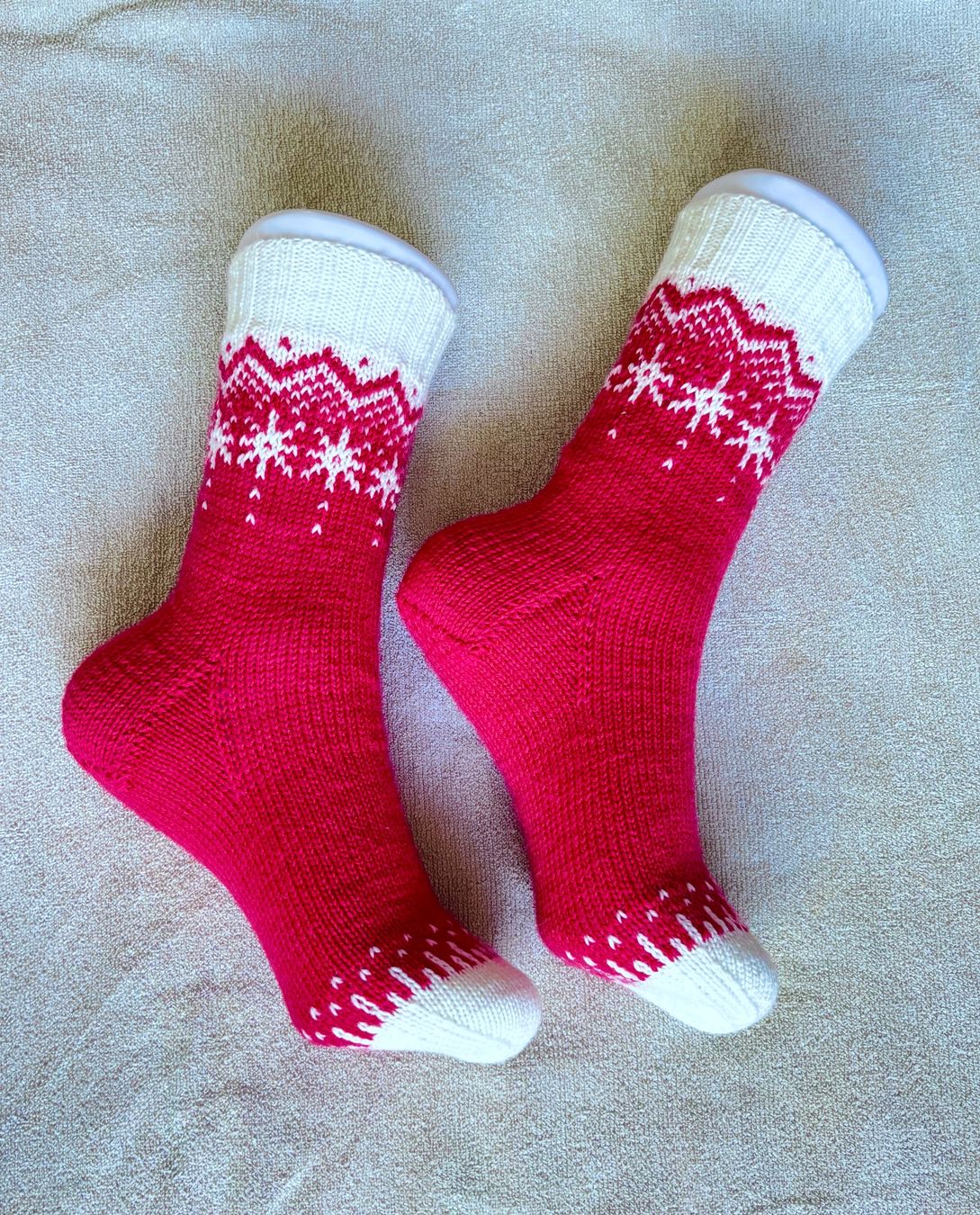 Socken: Handgestrickte Socken mit Einstrickmuster Grösse 36/37 – Neu und originalverpackt aus Fislisbach von handglismet