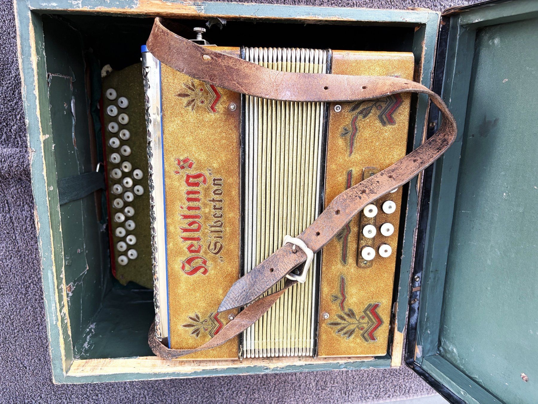 Helbling Musikinstrumente: Akkordeon Schwyzerörgeli Helbling's Silberton mit Koffer – Gebraucht aus Wangen b. Olten von Buntgemischt 9