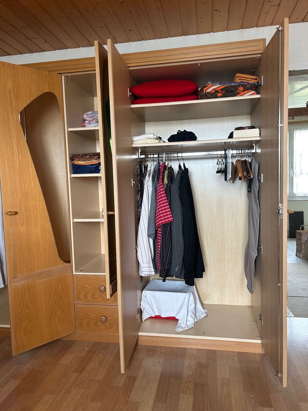 Armadi: Grosser Kleiderschrank mit Spiegel – Usato da Concise venduto da phi317 2