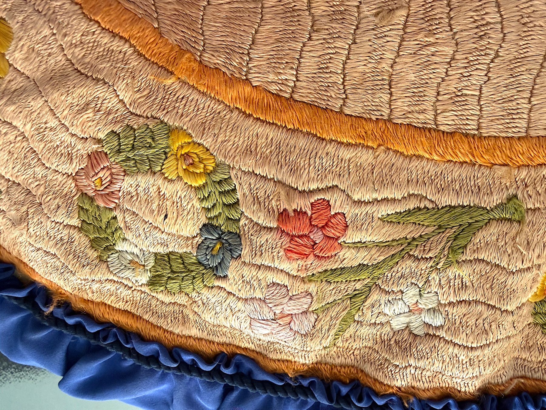 Cuscini: Coussin décoratif avec une décoration brodée à la main – Usato da Veyrier venduto da Szurkemaci 2