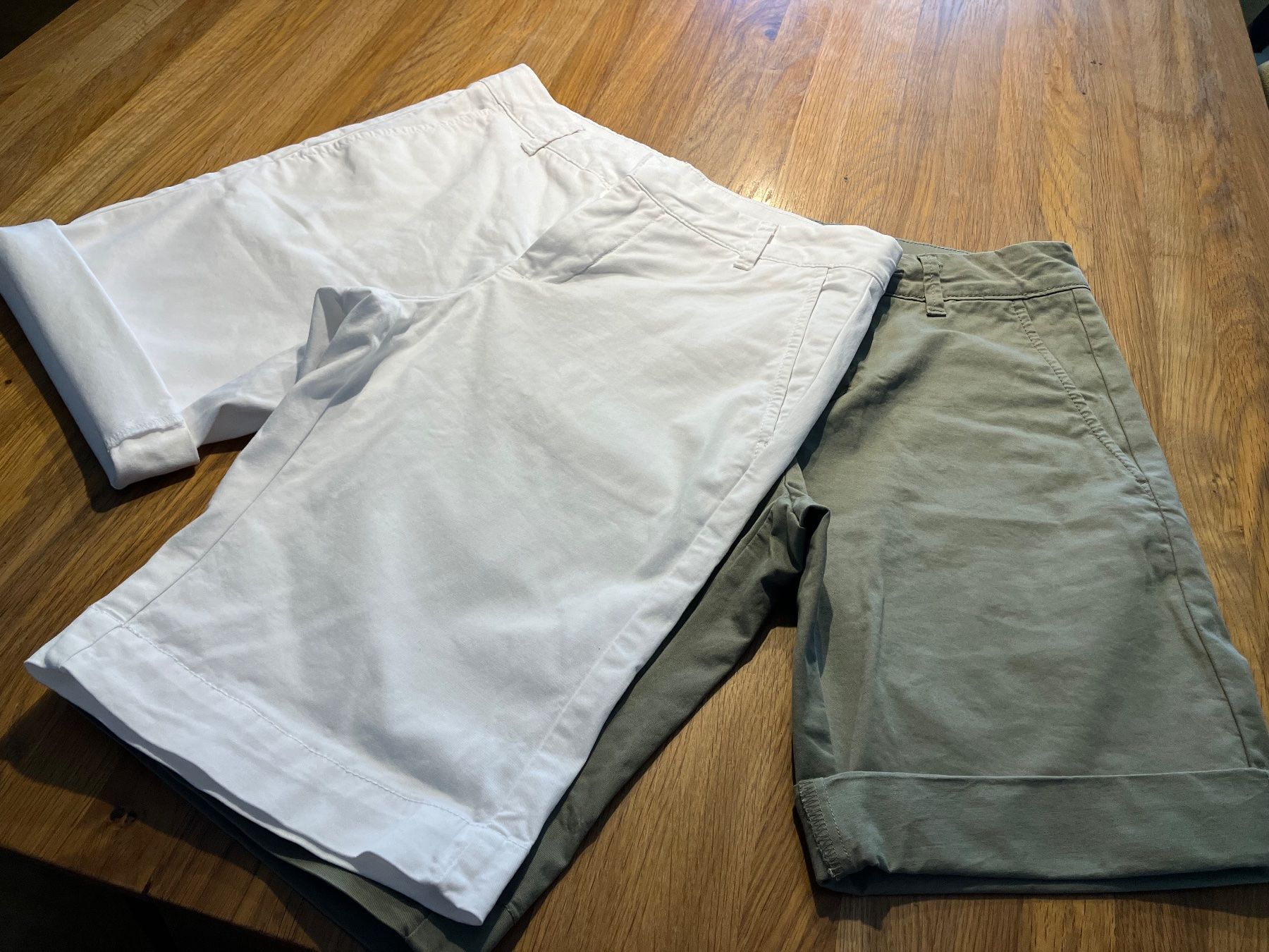 Pantaloni: Damenbermudas, weiss und oliv, Gr. S – Usato da Zürich venduto da edf_9wg7