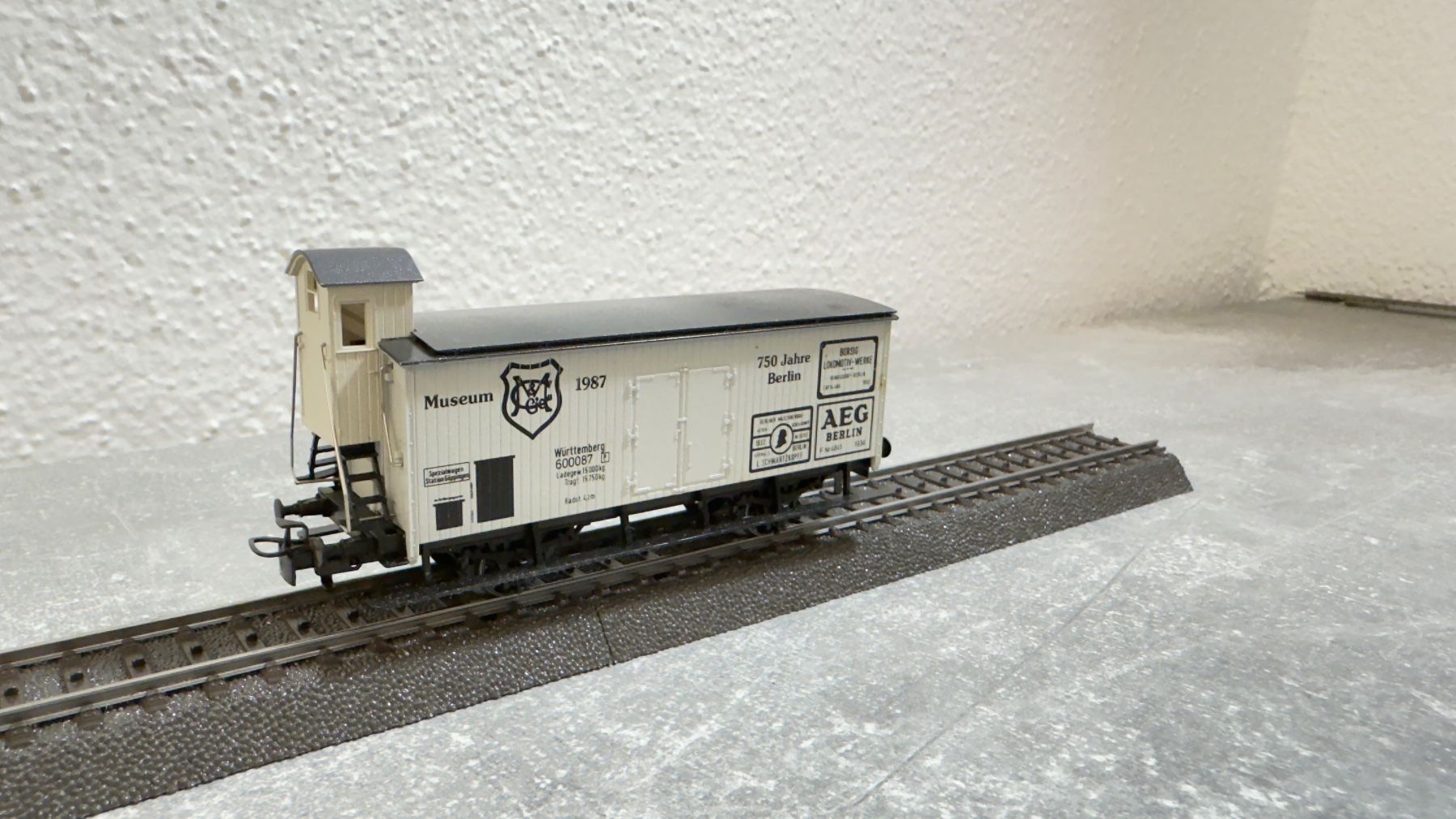 Märklin Modellini di ferrovie: Märklin Güterwagen mit AEG Werbung H0 / AC – Usato da Windlach venduto da Kelebra 5