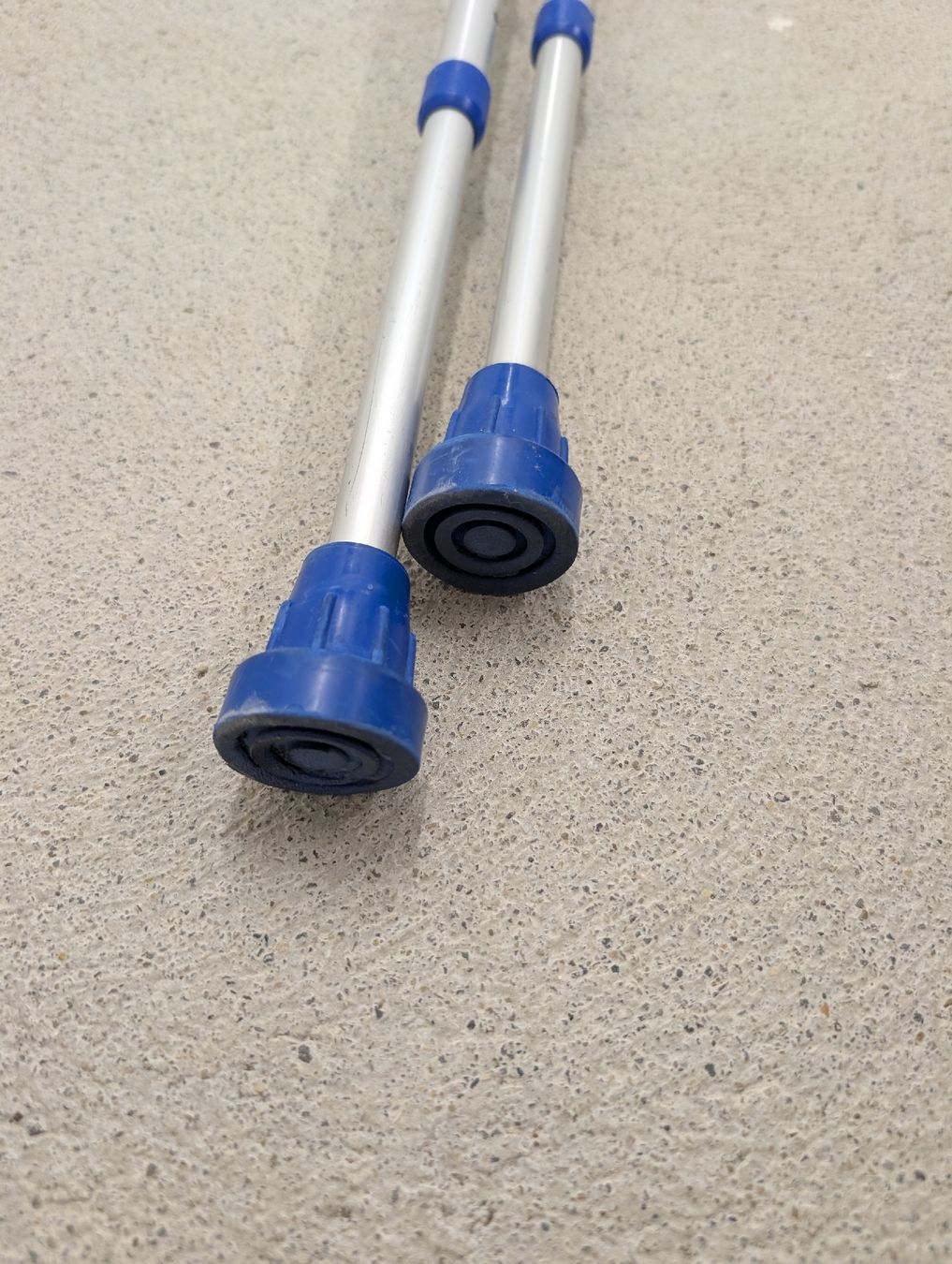 Medizinische Geräte: Pair of Blue Crutches – Gebraucht aus Zürich von lad_6j8s 2