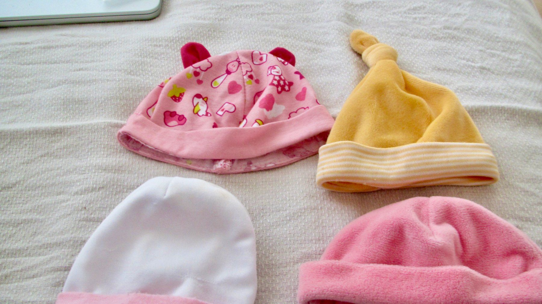 Puppen: 4 BONNETS DE POUPEE – Gebraucht aus Murten von Selliot