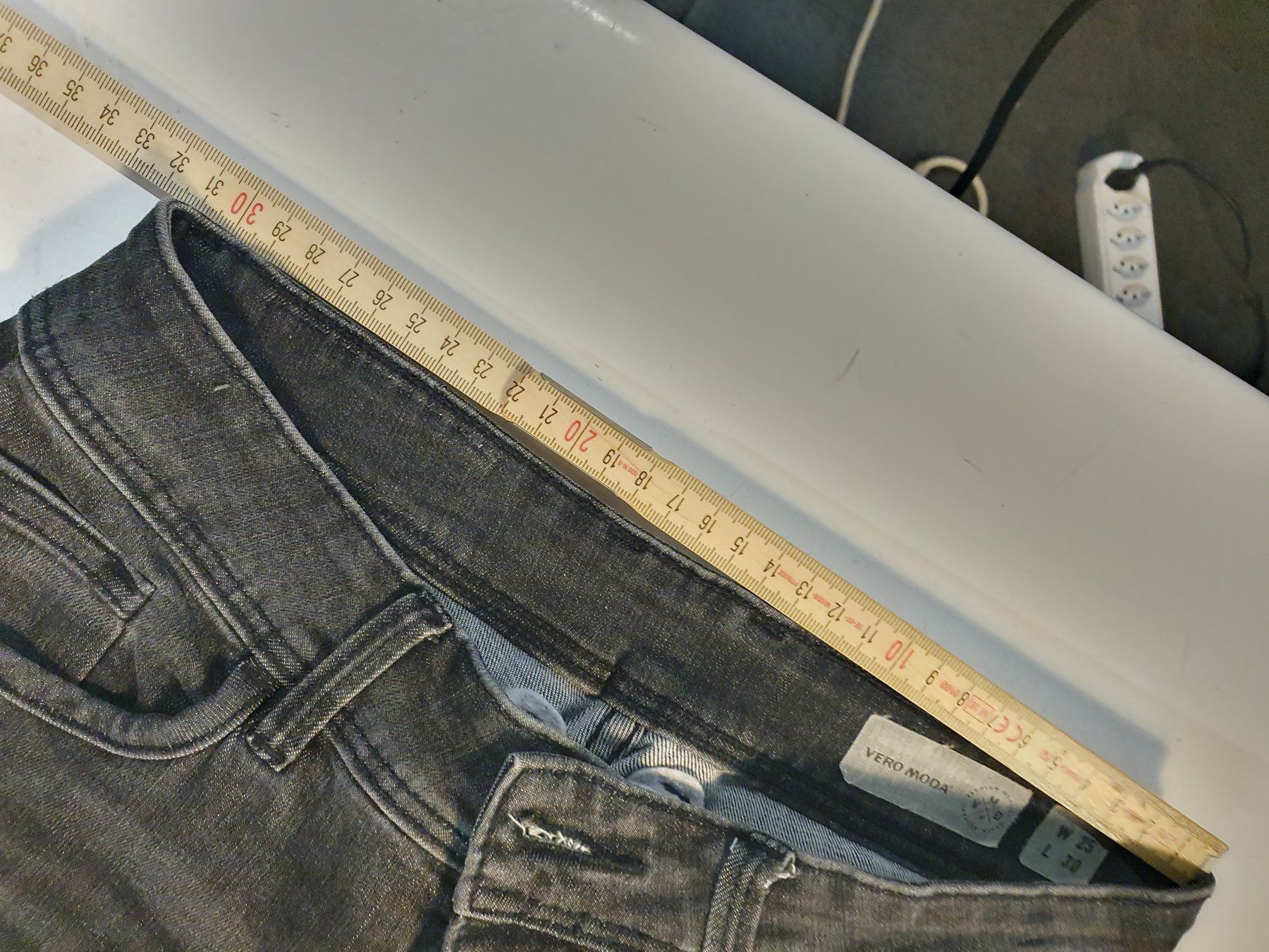 Vero Moda Jeans: Vero Moda Jeans schwarz grösse 30 – Usato da Zürich venduto da loosebone 5
