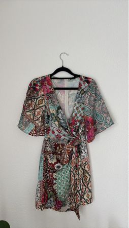 Robe courte S à motif floral, style portefeuille 