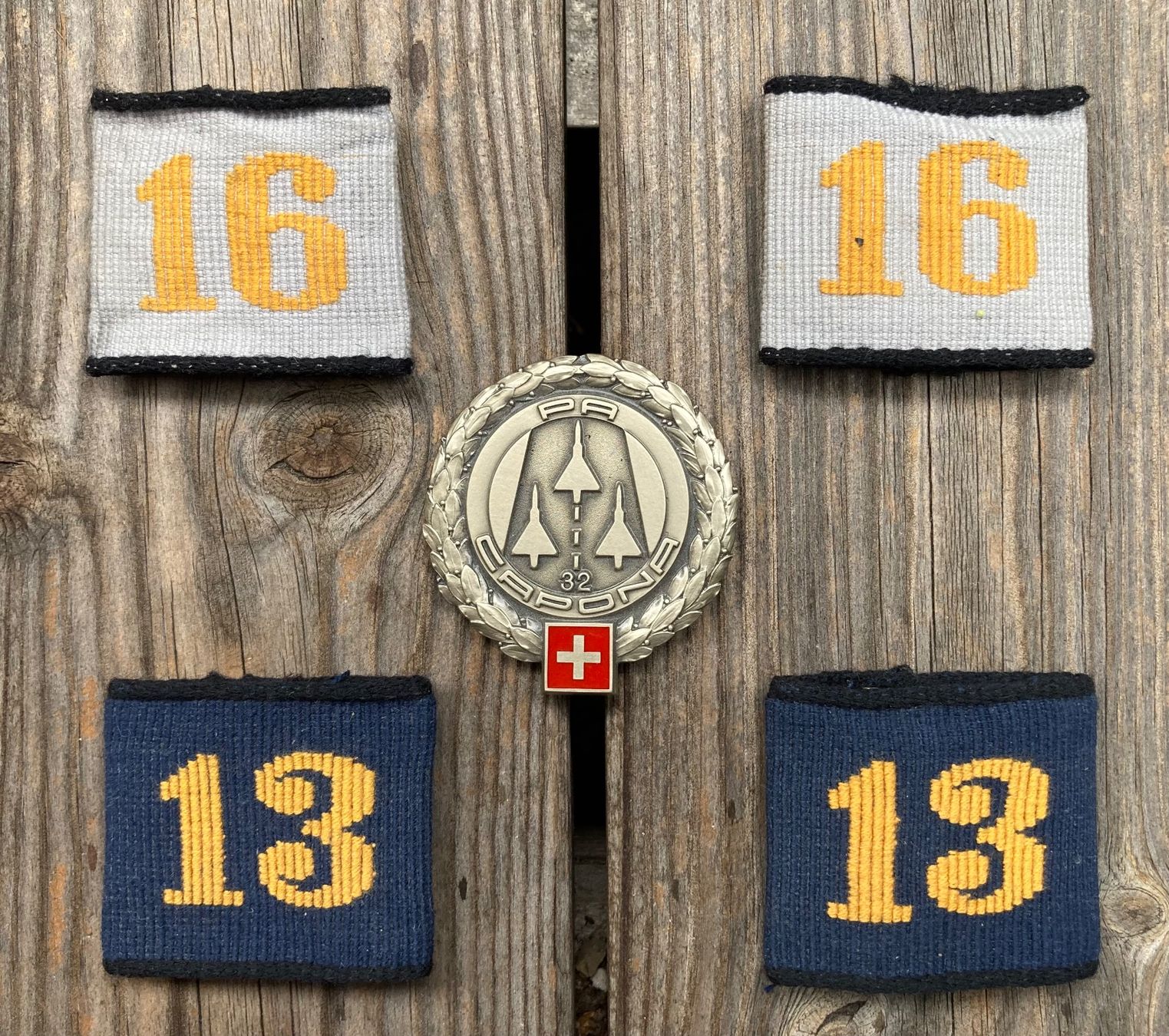 Schweizer Armee Toppe: 4 Schulterpatten und 1 Aufnäher der Schweizer Luftwaffe – Usato da Lüchingen venduto da Eeizo