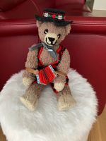 Teddybär mit Tracht und Akkordeon neu