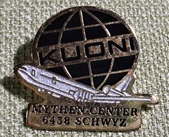 M928 - Pin Flugzeug KUONI Mythen-Center Schwyz Nr. 791/999