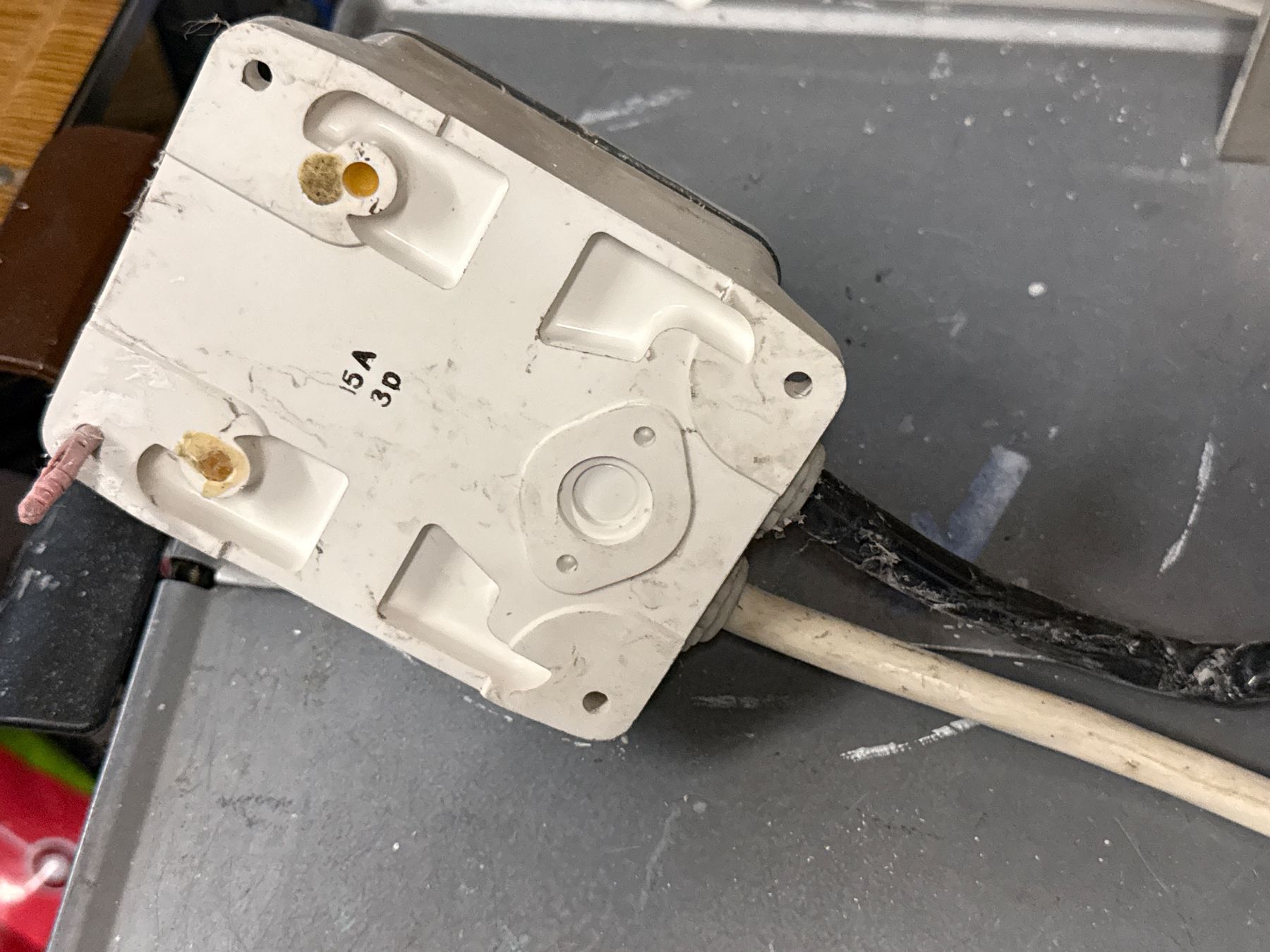 Interruttori: Aus Hausräumung:  alte Steckdose / Schalter (4) – Usato da Amriswil venduto da used2use 3