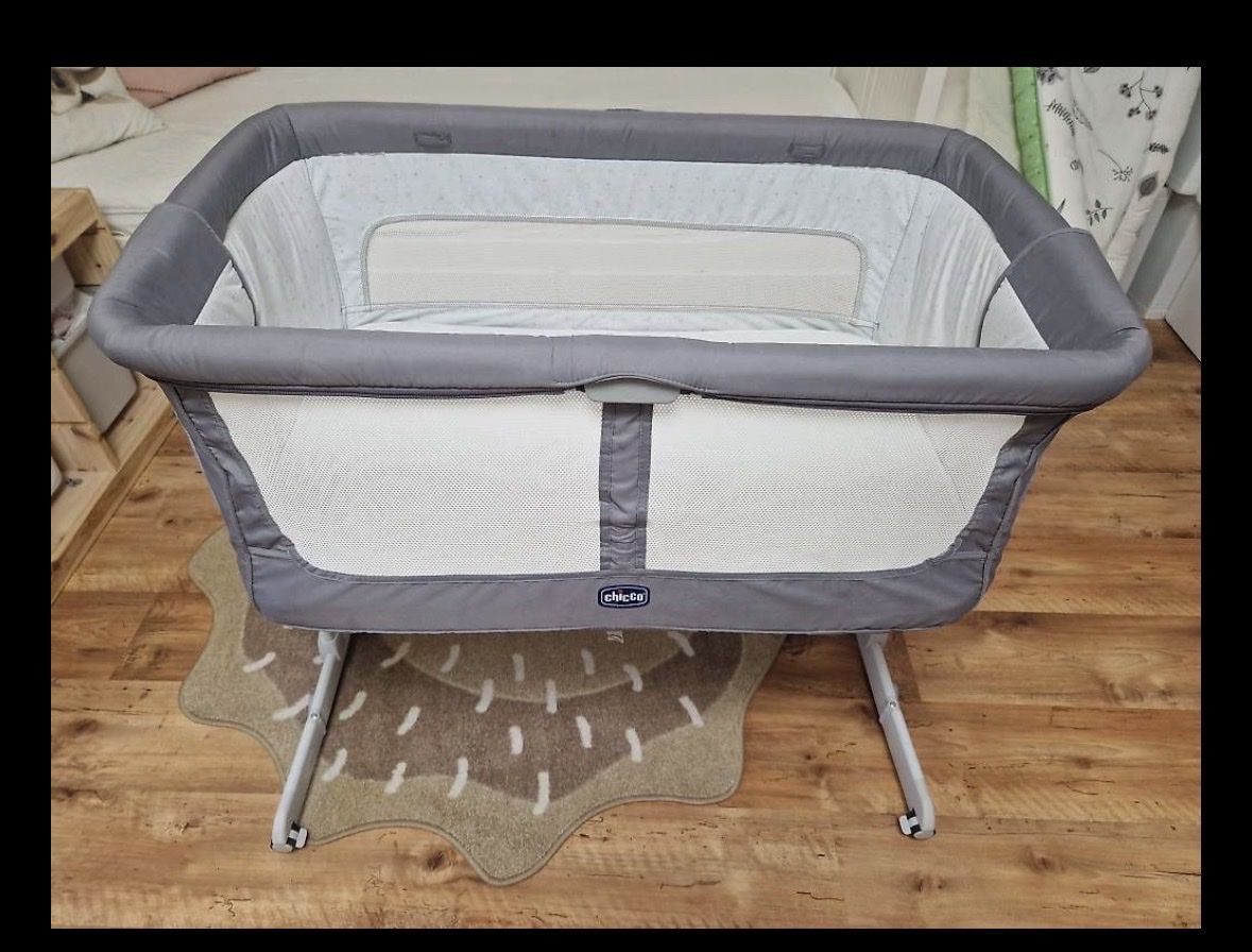 Chicco Berceaux: Chicco Next2Me bedside crib grey good condition – D'occasion à Zug par mtv_mb5d