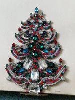 Mittegrosser strahlender Gablonzer Christbaum stehend
