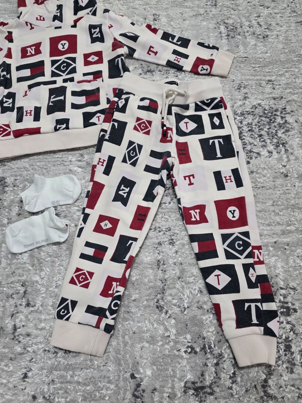 Tommy Hilfiger Lotti & Set di vestiti: Tommy Hilfiger Trainer Kinder Grösse 98 – Usato da Scherzingen venduto da Benjanil 2