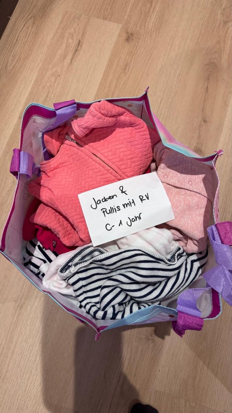 Lotti & Set di vestiti: Babykleider Mädchen Jacken + Pullis 0-1 Jahre – Usato da Davos Dorf venduto da BenoitFichaux 1