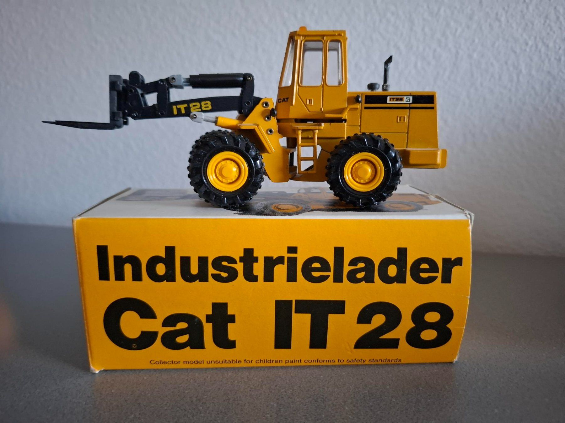Caterpillar Kit di modellismo & Modellini statici: CAT Industrielader IT 28 1:50 – Nuovo (secondo la descrizione) da Henau venduto da fag_lzx9