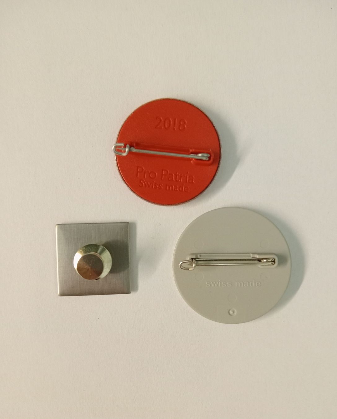 Swiss Placchette & Badge: Lot von 3 Schweizer 1. Augustabzeichen Pro Patria – Usato da Allschwil venduto da Evgeniia78 1