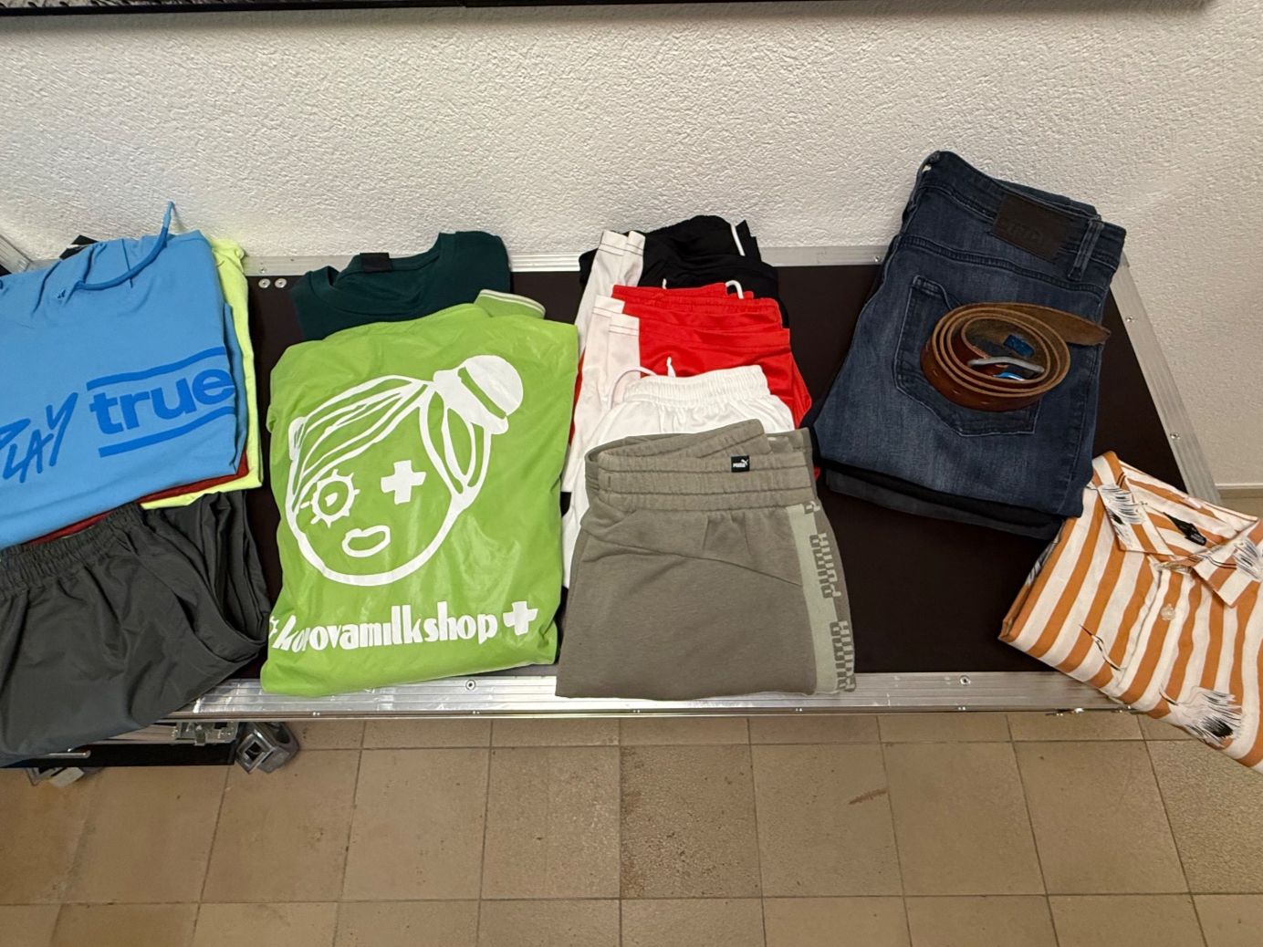 Ensembles coordonnés: Kleiderpaket Grösse M, 16-teilig – D'occasion à Triesen par mal_97wr