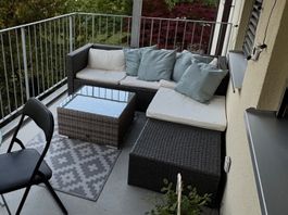 Lounge mit Teppich, Polster und Tischli (Garten oder Balkon)