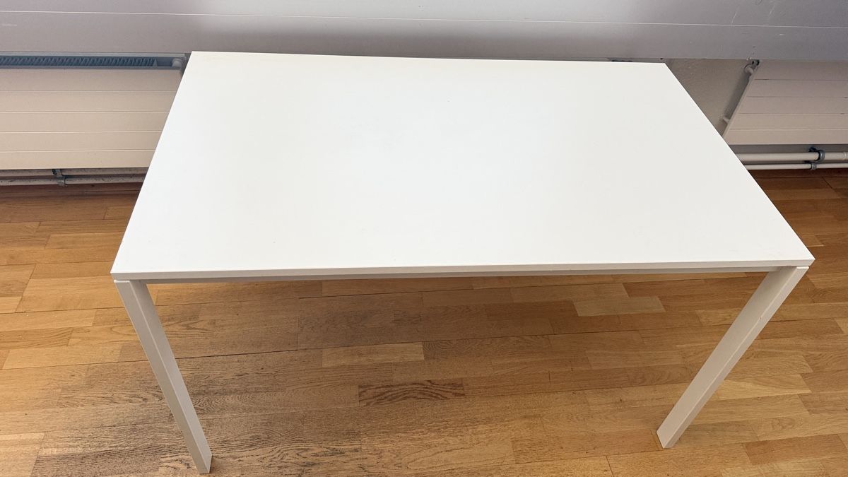 Ikea Tische: White rectangular table Metal frame Used condition – Neu (gemäss Beschreibung) aus Schwerzenbach von Thia 3