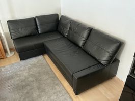 Eckbettsofa FRIHETEN Schwarz mit Matratzenauflage KLAGSHAMN