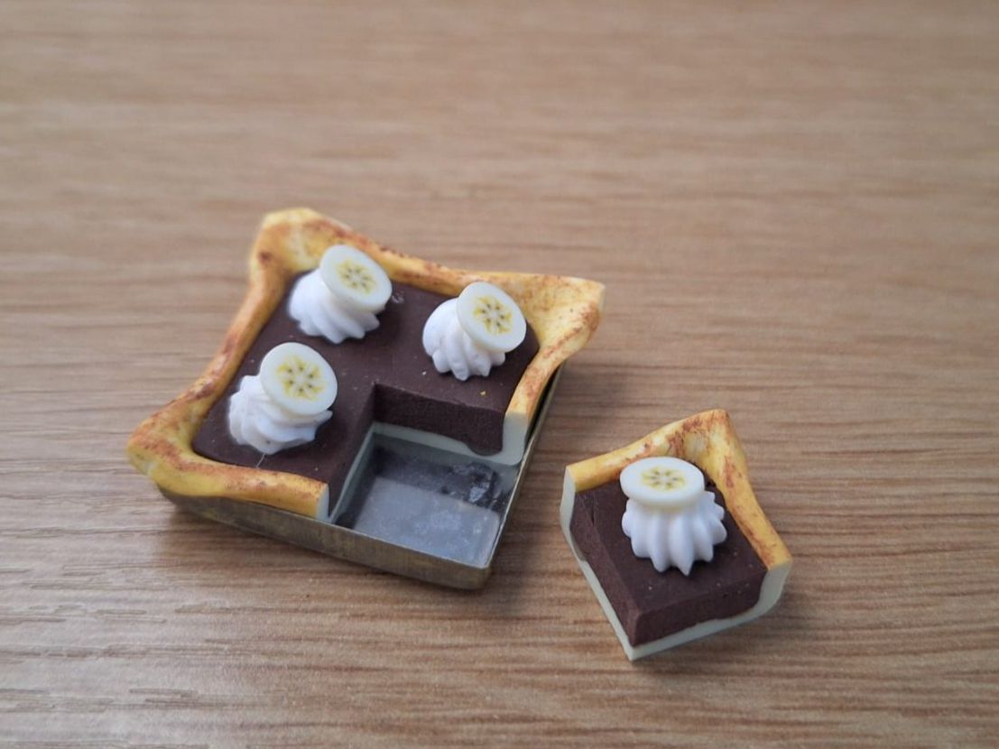 Case e mobili per bambole: Handgemachter Schoko Bananen Pie – Nuovo (secondo la descrizione) da Zürich venduto da HandmadeTinyFood