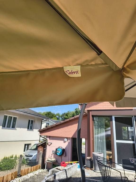 Ombrelloni: Luxus Sonnenschirm Solero mit Beleuchtung – Usato da Lenzburg venduto da Epson5 1