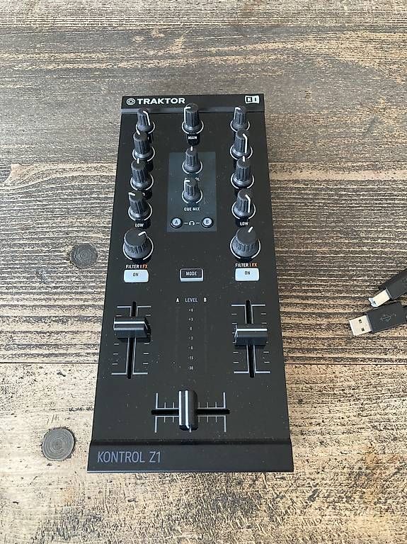 Console di mixaggio: Native Instruments Traktor Z1 – Usato da Oberlunkhofen venduto da smaug03