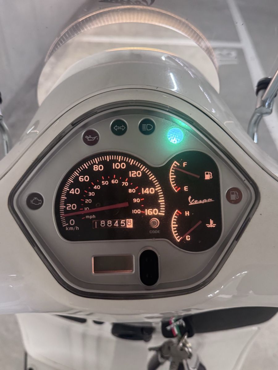 Vespa Scooters: Vespa 300 GTS super – D'occasion à Courtaman par paa_686x 4