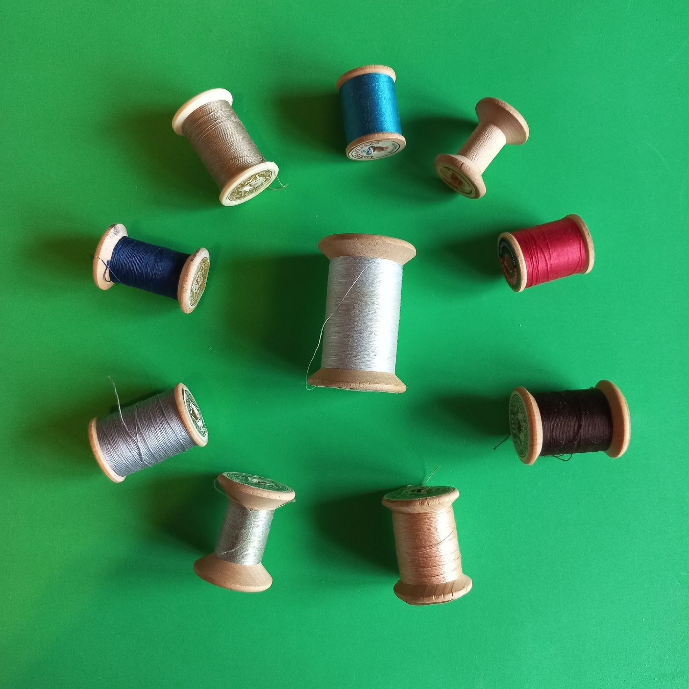 Cordelettes & Fils: Lot de 10 bobines de fil multicolores. – D'occasion à Dompierre FR par fat_xth5 3