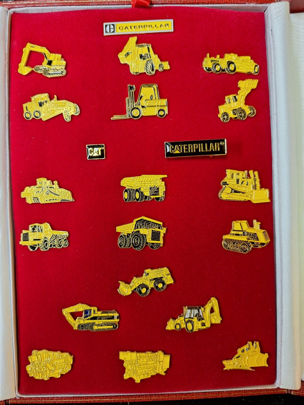 Alle Dekorationen: CAT / Caterpilar Pin Set – Neu (gemäss Beschreibung) aus Niederglatt ZH von Bobsli