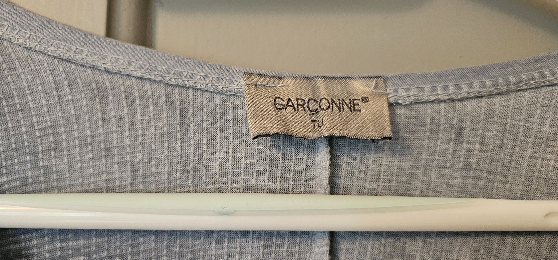 T-shirts: Pull bleu clair marque Garçonne Taille unique – D'occasion à Yverdon-les-Bains par van_dq65 4
