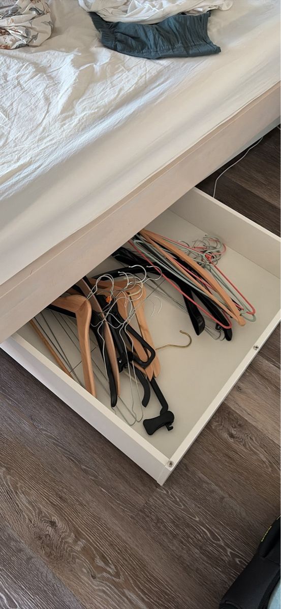Lits: Bed with mattress 140x200 & drawers – D'occasion à Basel par str_7k26 2