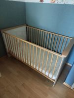 Kinderbett aus Holz mit neuwertiger Matratze