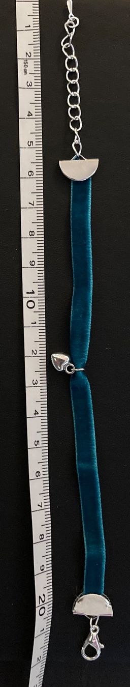 Bracciali & Braccialetti: Bracelet en velours vert charm cœur – Nuovo e nell'imballaggio originale da Genève venduto da ct_fqr8
