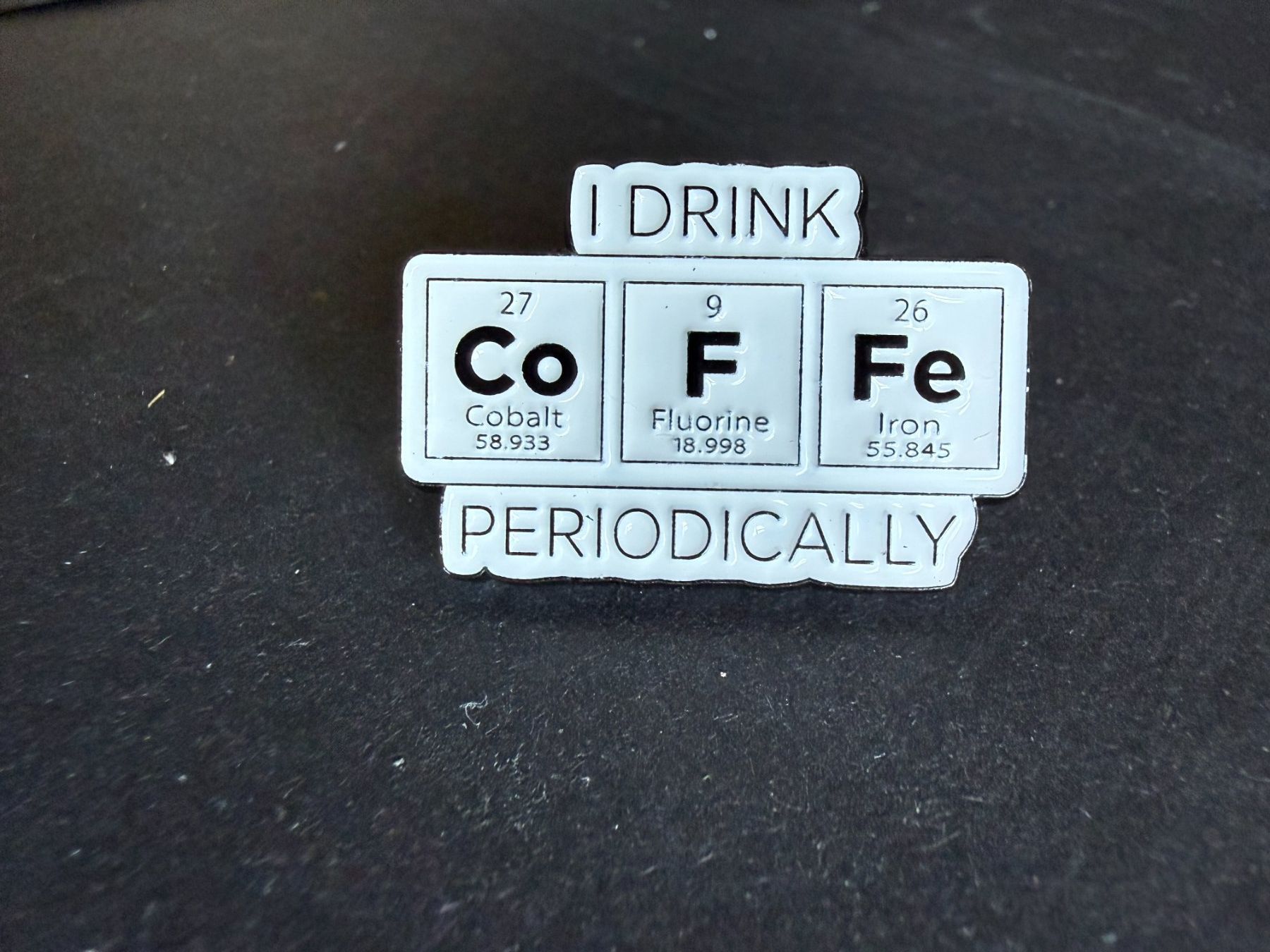 Broschen & Nadeln: Chemie-Stricker CoFFe – Neu und originalverpackt aus Lützelflüh-Goldb von Elementis