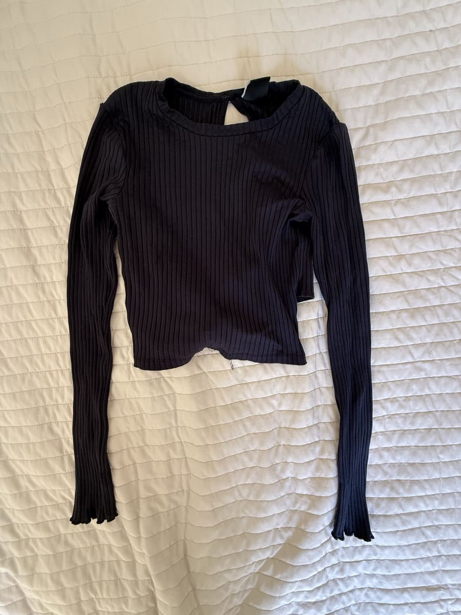 Bershka Top: Crop top noir Bershka – Usato da Le Grand-Saconnex venduto da annaharutyun