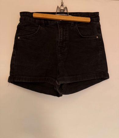 Schwarze Denim Shorts Bershka Gr. 38 Damen Sommer High Waist