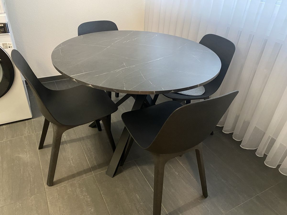 Ikea Set di tavolo e panche: Runder Esstisch mit 4 Stühlen – Usato da Füllinsdorf venduto da lau_c5vq